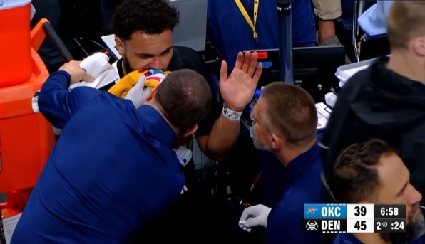 配资门户的申请入口 看着就疼！罗迪抢板被多特肘到面部 流鼻血下场处理